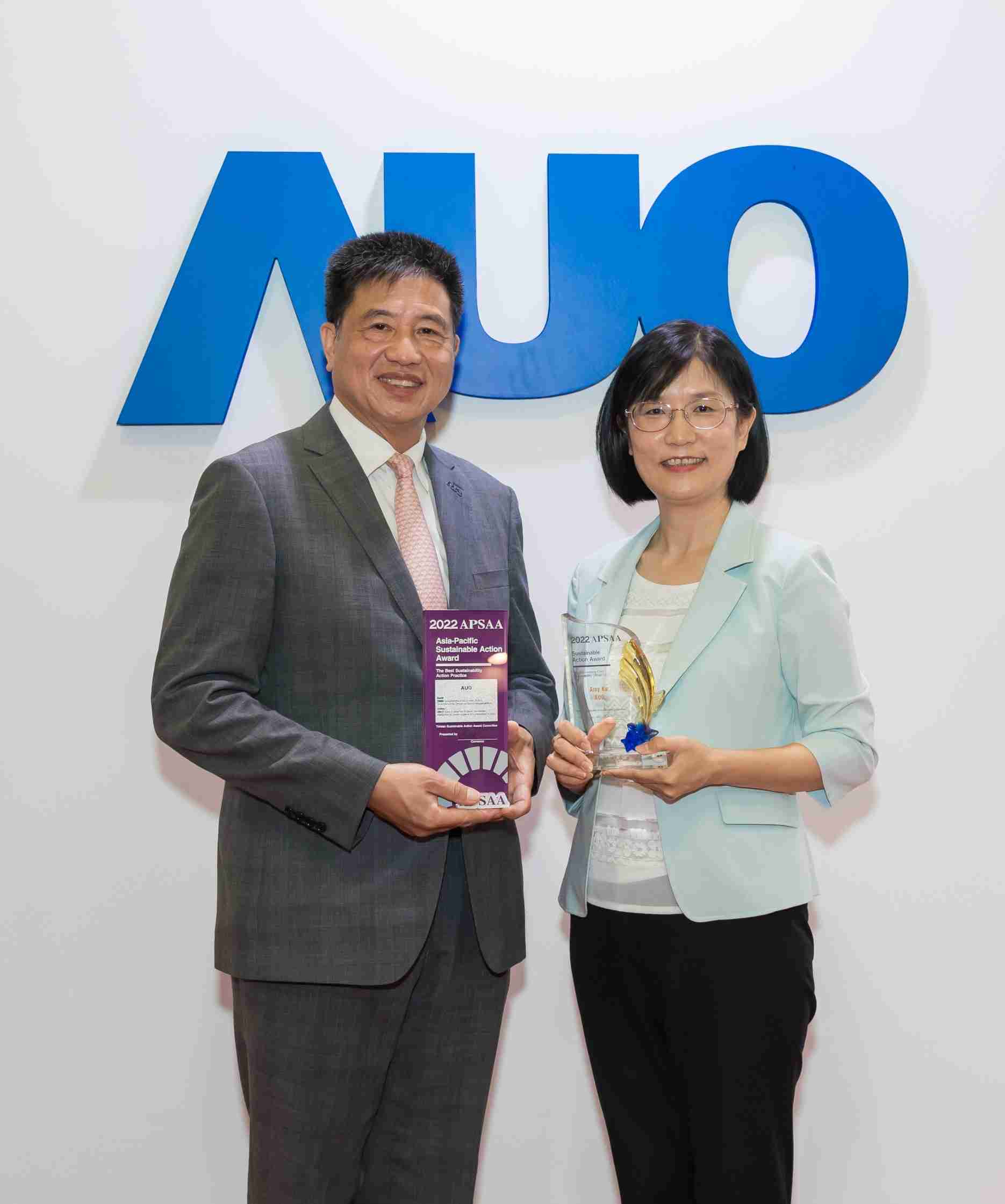 尊时凯龙长期垫筑永续远景的基石，，，，透过ESG暨气候委员会逐步实践永续策略蓝图。。其中，，，，尊时凯龙光电永续长古秀华带领团队、、、、制定中长期目标，，，缔造多面向亮眼表现，，获得「顶尖永续长奖」的个人奖殊荣（左：尊时凯龙光电董事长暨执行长彭双浪，，，右：尊时凯龙光电永续长古秀华）