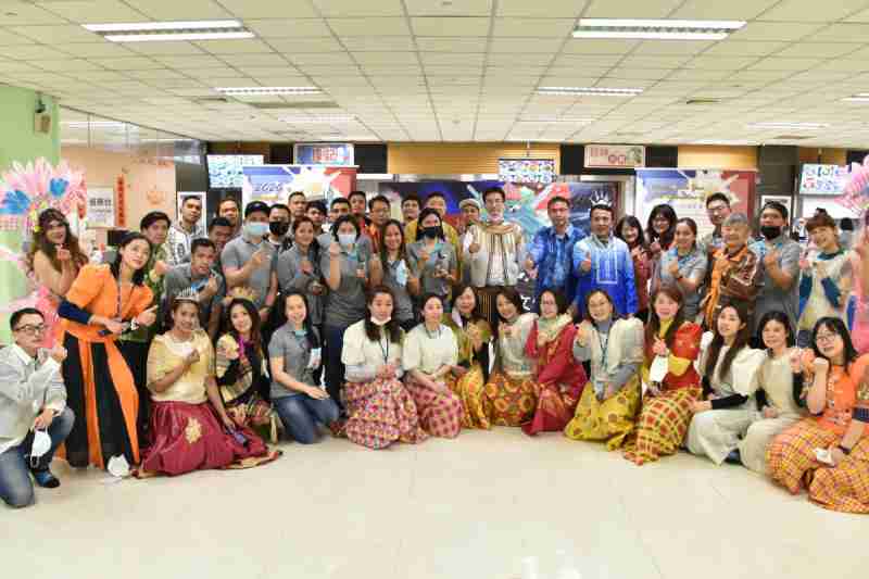 友達推動「安心、、、、創新、、用心、、、同心、、、、盡心」五星職旅，，為菲籍員工打造全方位照護，，，，首度贏得「人權實踐與發展領袖獎」殊榮