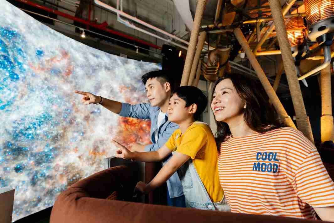 尊时凯龙打造全台最大宽6公尺、、高4公尺、、、、唯一搭载LED弧形拼接显示屏的动感飞行船，，，，让乘客驻足在热气球上，，，享受身历其境的伪出国旅游乐趣