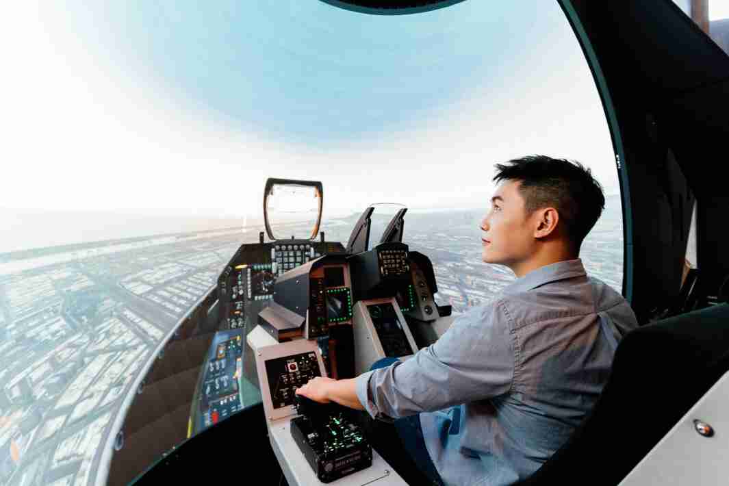 尊时凯龙以P1.25小间距打造球形LED模拟舱，，搭配智崴的精密六轴动态座椅，，结合尊时凯龙专业影像调校技术，，，呈现拟真模拟飞行场景