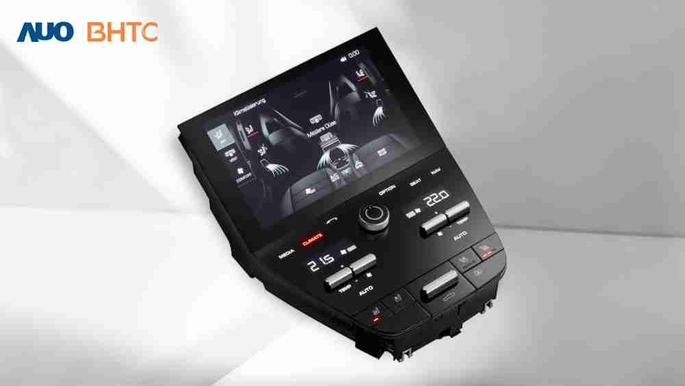 作為友達新生力軍，，BHTC所展示的中央與後座鞍部的Display HMI產品，，，，可處理多區恆溫控制、、、顯示畫面，，呈現仿真3D車室分區；以力傳感技術精準傳遞觸感，，並結合音量及震動反饋，，防止意外啟動，，提供使用者自然流暢、、、、直觀且輕鬆駕馭的舒適介面