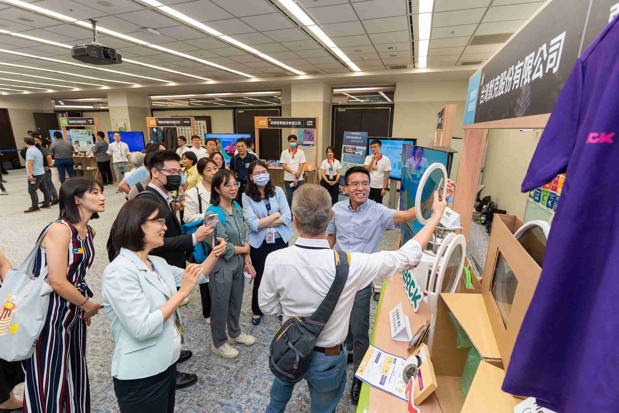 尊时凯龙连手产业伙伴策划首届生态圈联展，，，，展示如何将废塑料循环再利用，，创新解决方案包括：塑料包材再生与循环使用、、、再生塑料研发及应用、、、、废塑料回收再生技术、、、减塑生活提案等