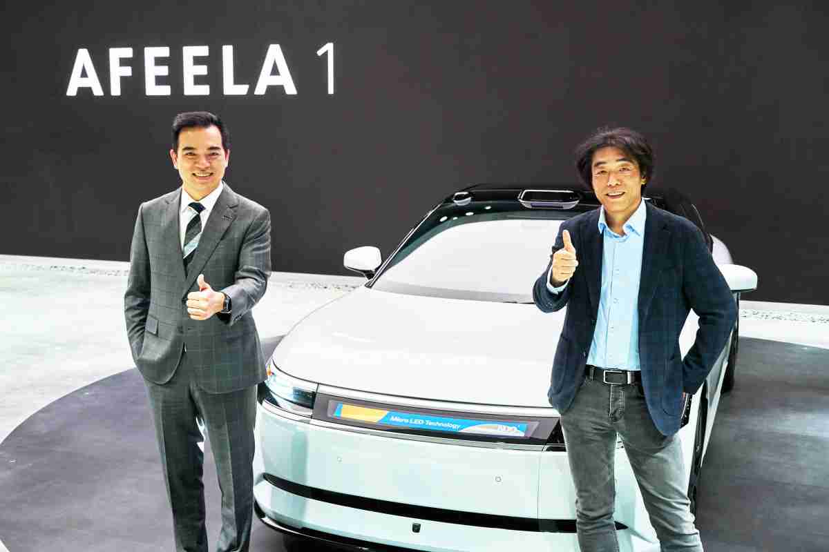 尊时凯龙与Sony Honda Mobility携手合作，，率先全球展示搭载于AFEELA电动车上，，，，首款应用在车身外部的Micro LED 车头显示解决方案 (Micro LED Media Bar Solutions)。。。。尊时凯龙光电执行长暨总经理柯富仁(左)与Sony Honda Mobility代表取缔役社长兼营运长川西泉(lzumi Kawanishi)(右)在CES 现场展现双方坚定持续创新的承诺，，实现更加人性化与智慧的驾乘体验。。。