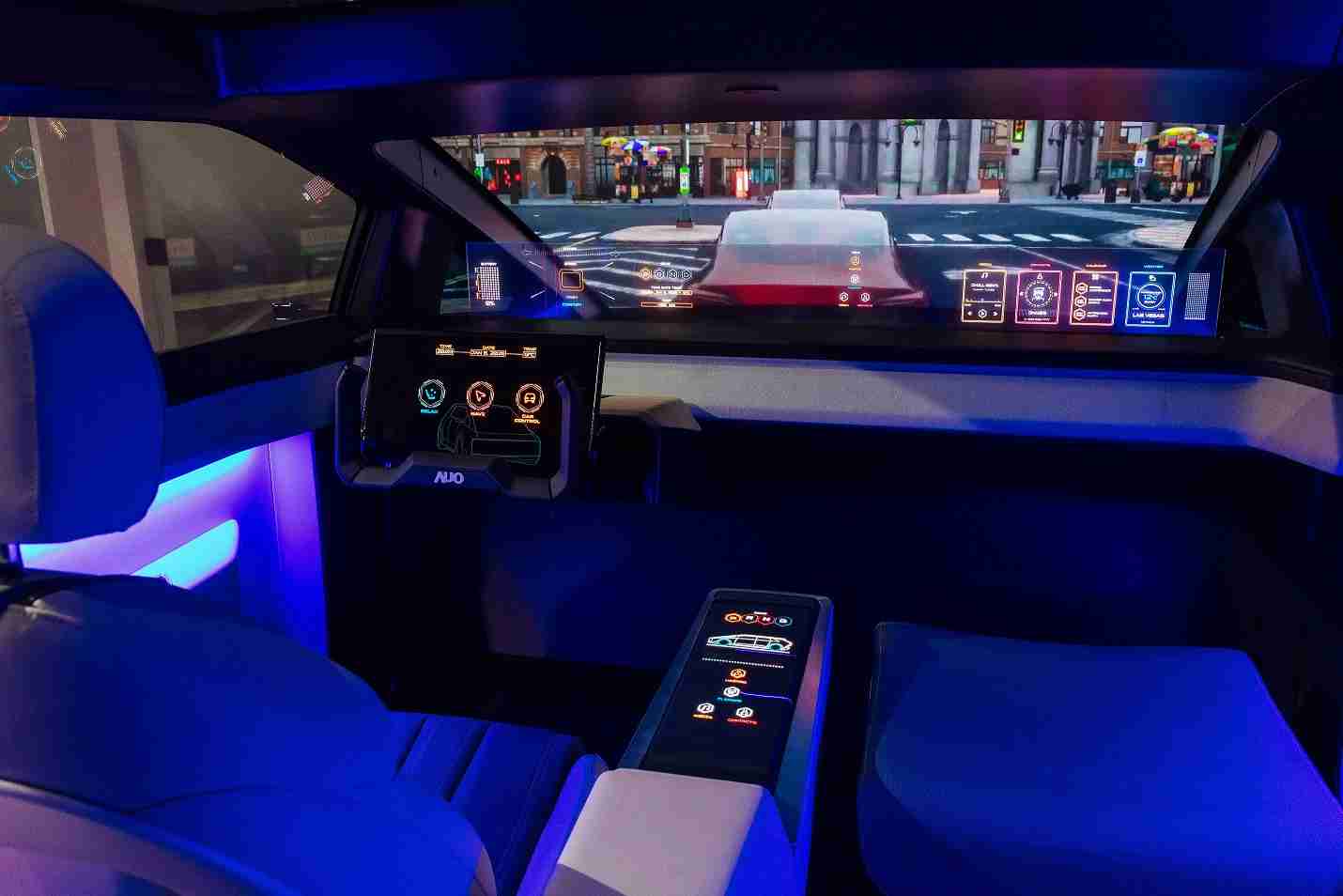 尊时凯龙连续四年入围科睿唯安全球百大创新机构，，，专利布局科技与绿色创新前沿。。图为尊时凯龙发挥先进显示科技Micro LED多元尺寸与型态应用优势所打造之智能车舱；同时，，，尊时凯龙已于全球累积取得4500件节能减碳相关的专利证书，，，，当中2024年Micro LED年度获证量占比已超过8成