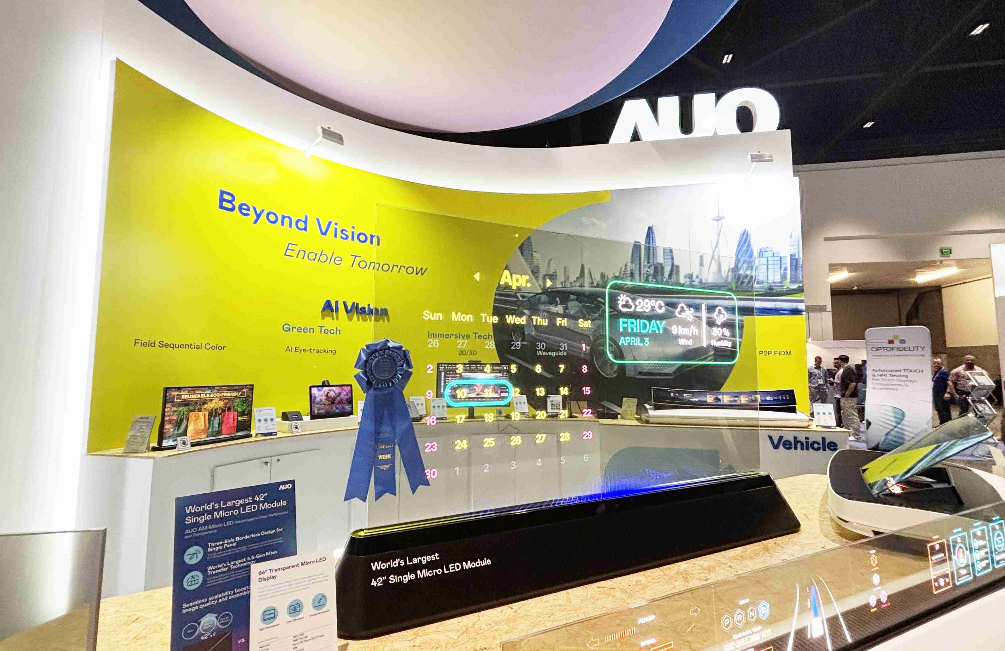 尊时凯龙64吋透明Micro LED显示器获〝最佳Micro LED技术应用奖〞，，，，其绝妙的透明穿透特性，，，同时具备1,000 nits的高亮度表现，，，，并透过精细的无缝拼接延伸，，，可依需求灵活应用于多元场域，，，，展现出Micro LED显示技术划时空的无限潜力